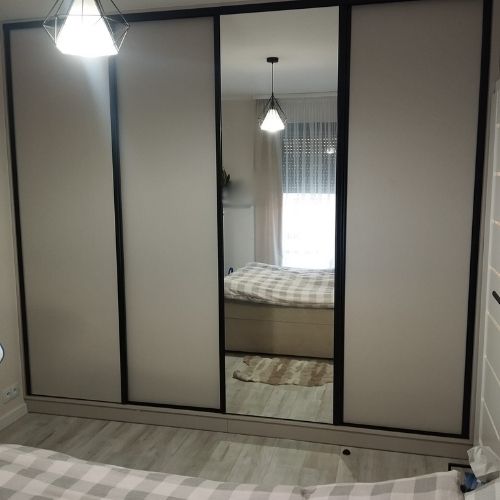 Szafa na wymiar Ostrów Wielkopolski – nowoczesna zabudowa z drzwiami przesuwnymi.