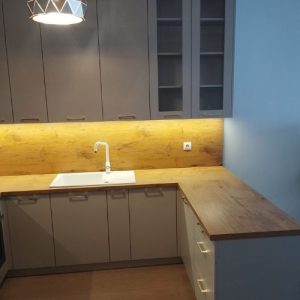 Kuchnia na wymiar Ostrów Wielkopolski – zabudowa w kształcie litery L z miejscem do gotowania.