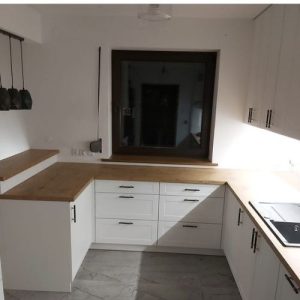 Kuchnia na wymiar Ostrów Wielkopolski – nowoczesna zabudowa pod sam sufit z białymi frontami.