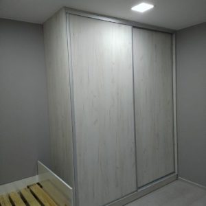 Garderoba na wymiar w Ostrowie Wielkopolskim – funkcjonalne półki i drążki na ubrania.