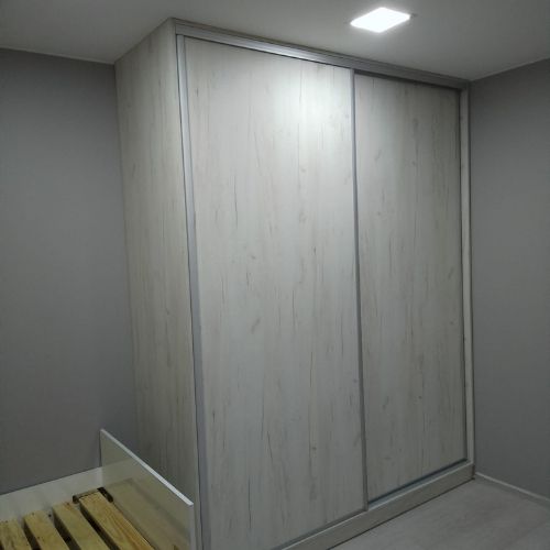 Garderoba na wymiar w Ostrowie Wielkopolskim – funkcjonalne półki i drążki na ubrania.